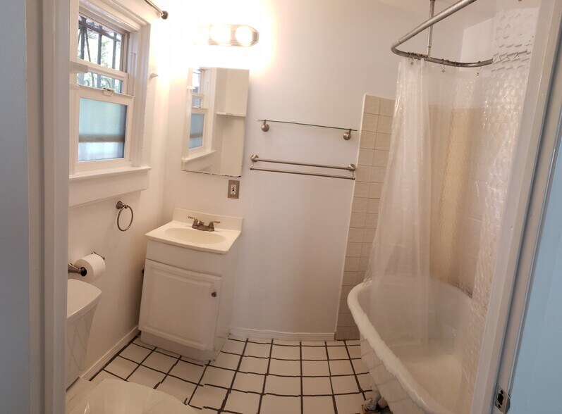 Clawfoot tub! - 613 Broadway St