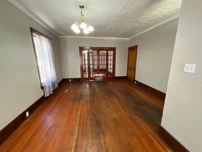 Building Photo - 3 bedroom 2 bath 1 car garage Home- Small Dog Friendly