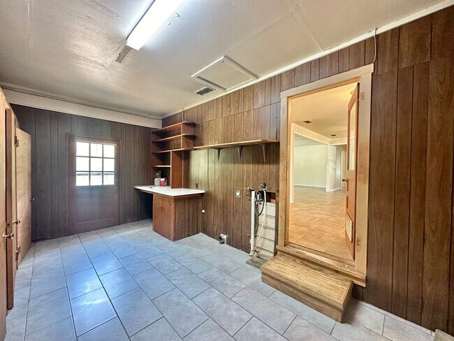 Building Photo - Spacious 3 bedroom 2 bathroom home in Tyler!