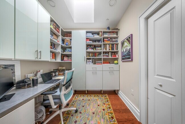 Building Photo - 616 E 4th St