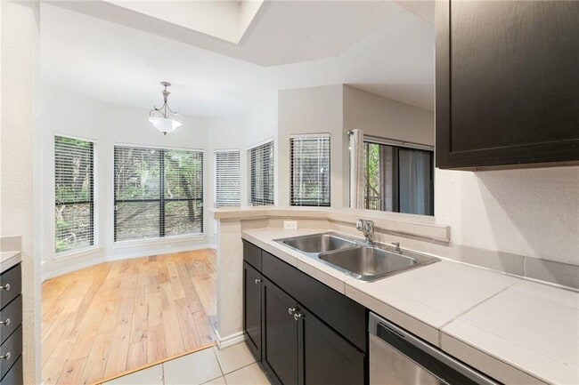 Building Photo - 4711 Spicewood Springs Rd