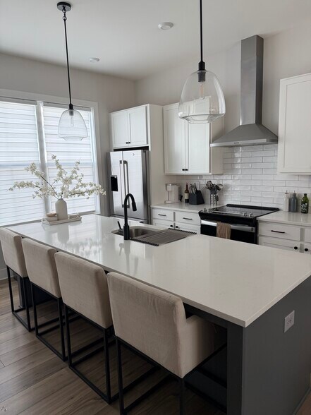 Shared kitchen - 1237 Zebrawood Ct SE