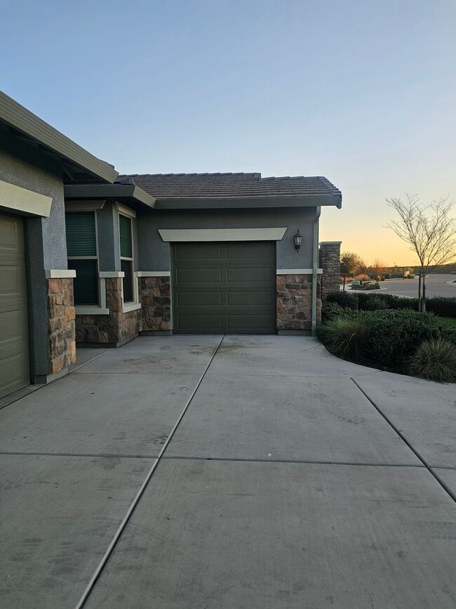 Building Photo - Beautiful Home in Gated Community