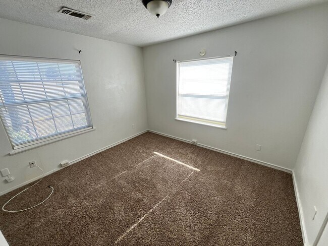 Building Photo - Perfect Rental for Families — Great Location!