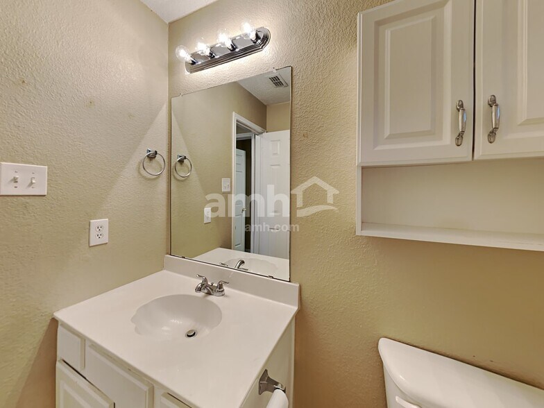 Building Photo - 6215 Hillside Ln