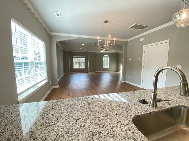 Building Photo - 2049 N Penelope Ln