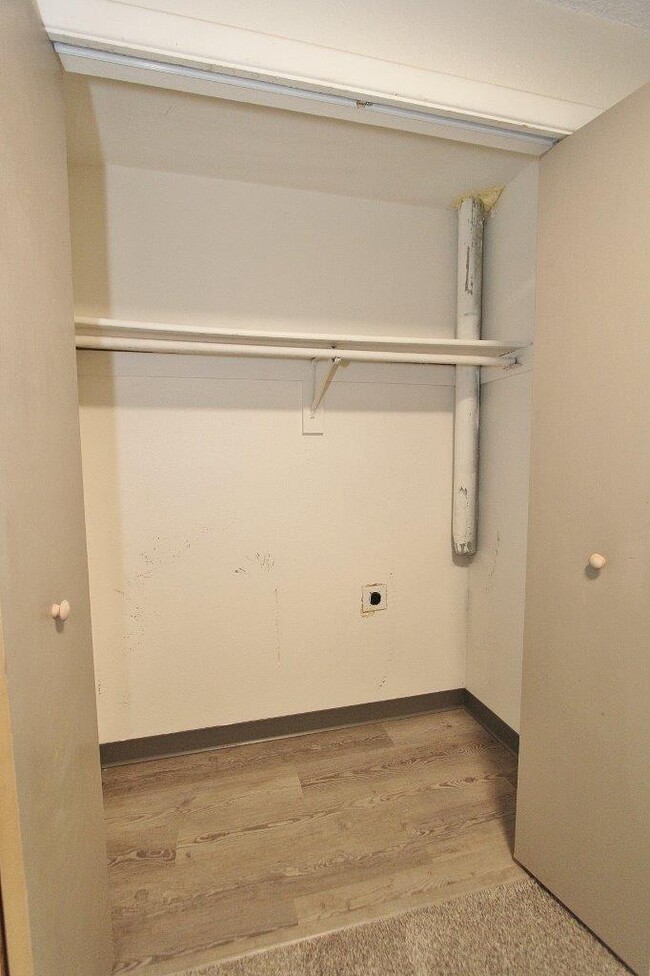 Building Photo - 804 W 7th St