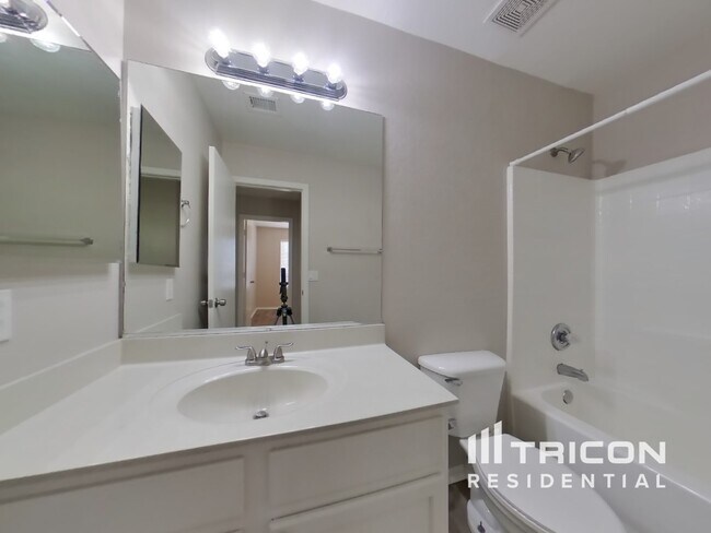 Building Photo - 13261 W Paradise Ln