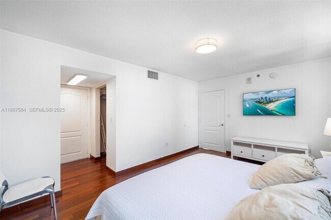 Building Photo - 1200 Brickell Bay Dr