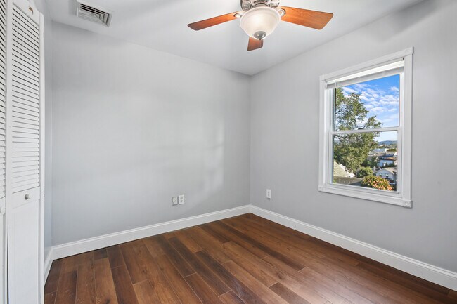 Building Photo - 1202 W Elm St