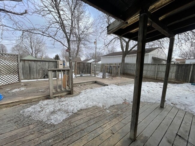 Building Photo - For Rent: Cozy 2 Bedroom, 1 Bath Home with a Beautiful Backyard