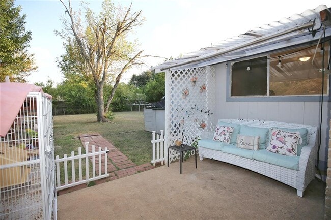Building Photo - 204 Deerfield Park Dr