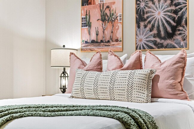 Building Photo - 301 N 7th Ave