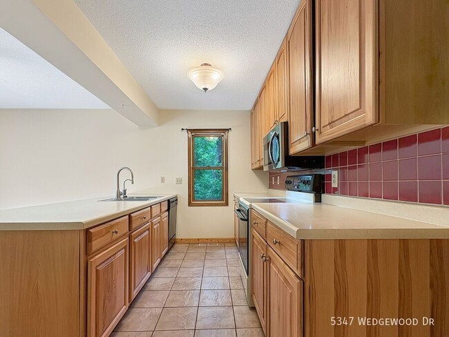 Building Photo - 5347 Wedgewood Dr