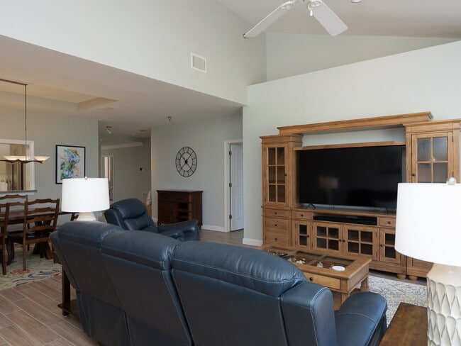 Building Photo - Luxury Furnished Longboat Key Retreat with Private Beach Club Access & Golf Course Views Remodele...