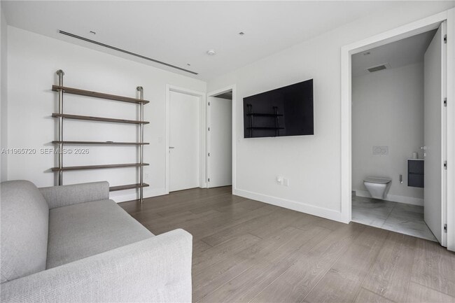 Building Photo - 420 N Hibiscus Dr