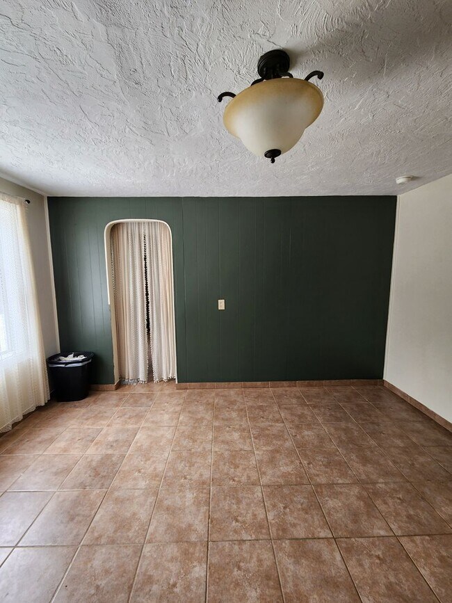 Building Photo - Upstairs Apartment Above Holly Market