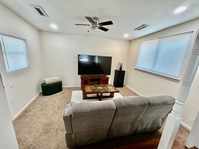 Building Photo - Gorgeous Fully Furnished 3 Bed/2 Bath Home...