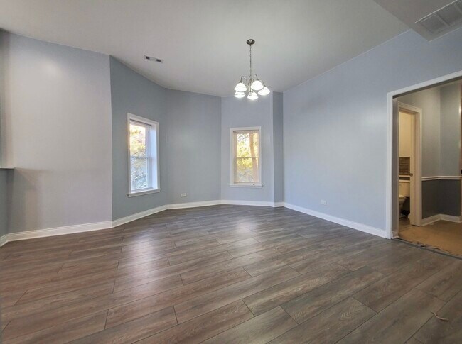 Building Photo - 943 W 59th St