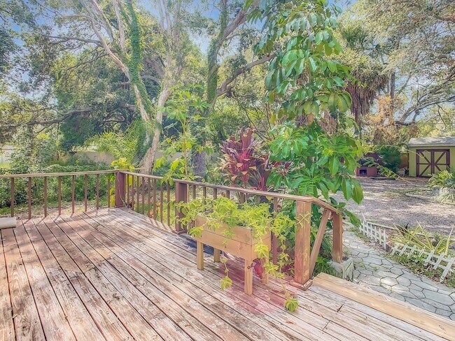 Building Photo - Charming Three bedroom one bath with huge backyard