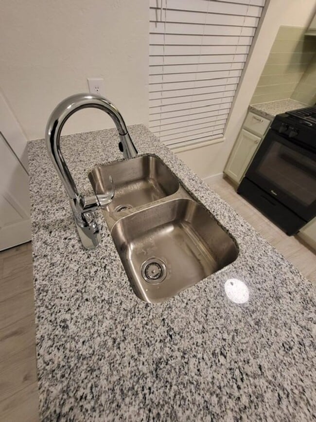 Building Photo - 4 bedroom 2 bath home in Tecumseh!