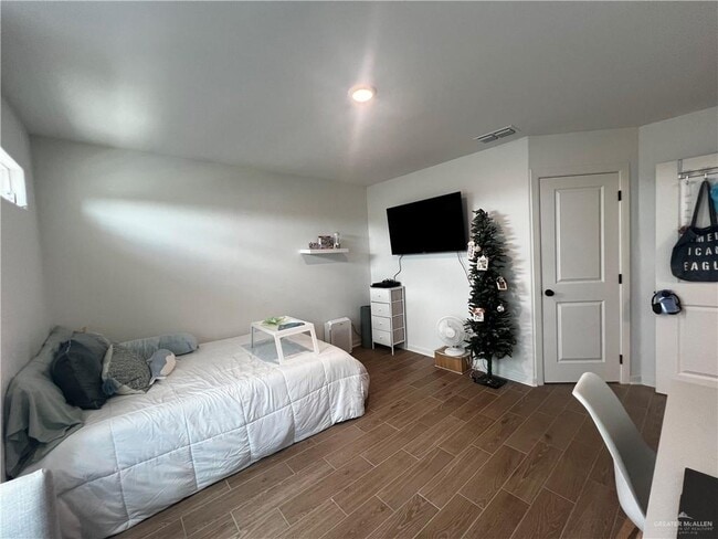 Building Photo - 23 El Paso Dr