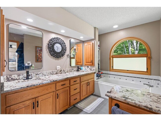 Building Photo - 14372 Heather Ridge Dr