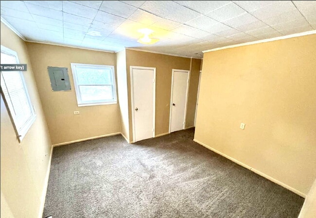 Building Photo - 2 bed, 1 bath Lower Unit in Duplex Available!