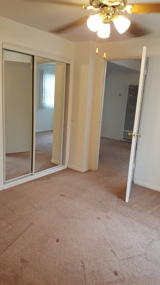 Building Photo - Charming 1bdr cottage with huge yard and garage!