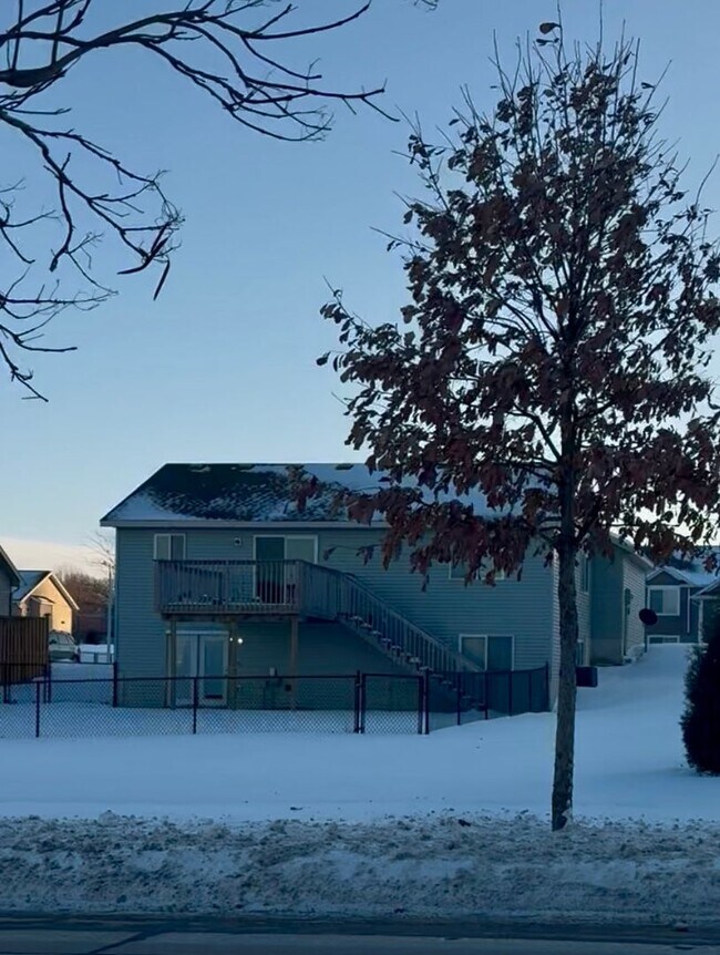 Building Photo - Dogs are welcome no cats this property does not participate in Section 8. Available January 1, 20...