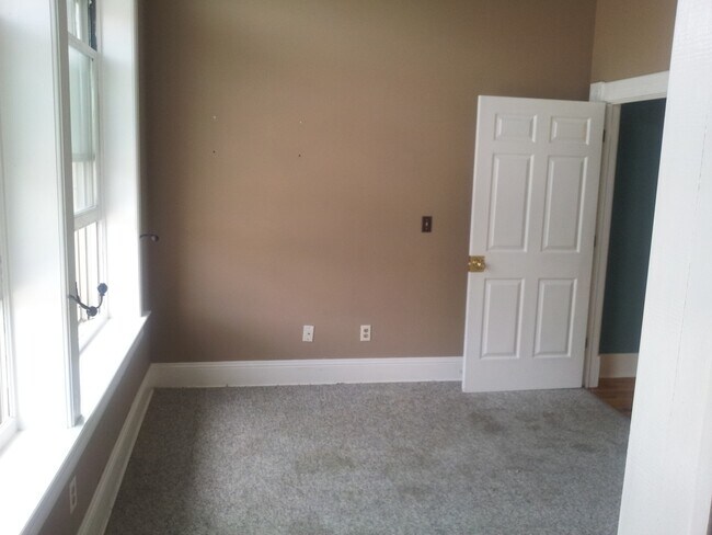Interior Photo - 1025 5th