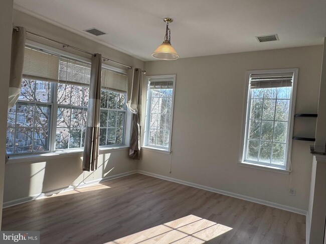 Building Photo - 821 Timberlake Dr