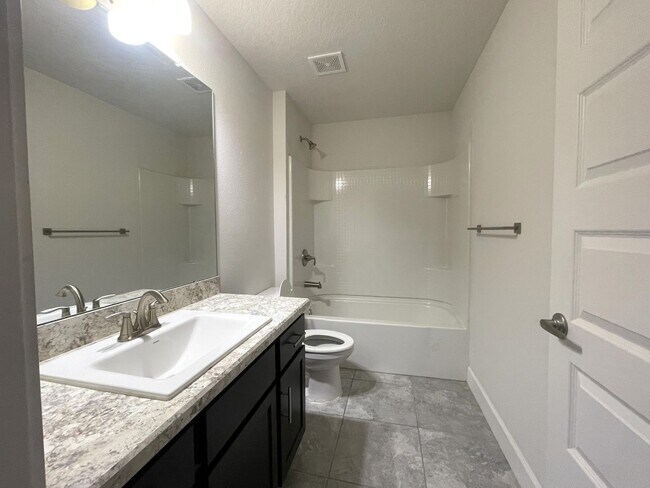 Building Photo - Amazing 3 Bed/2Bath/3 Car Garage Home in Hudson!