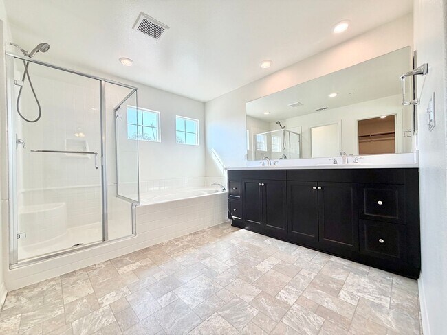 Building Photo - 30136 Sutton Ct