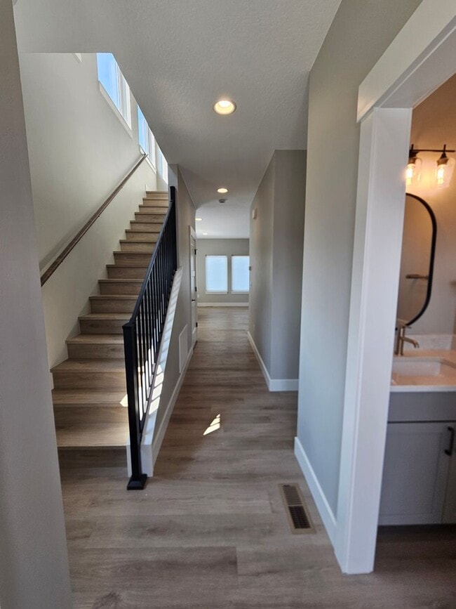 Building Photo - Brand New Townhome