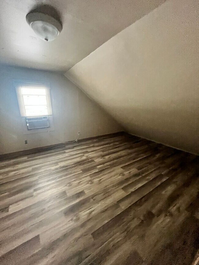 Building Photo - Beautiful 3/2 Farmhouse on Acreage