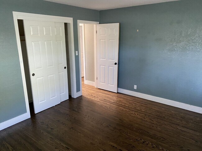 Building Photo - Charming 3 bdrm / 2 bath Home, Minutes fro...