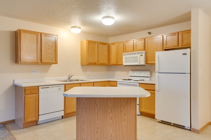 Primary Photo - Meadows Edge Apartments