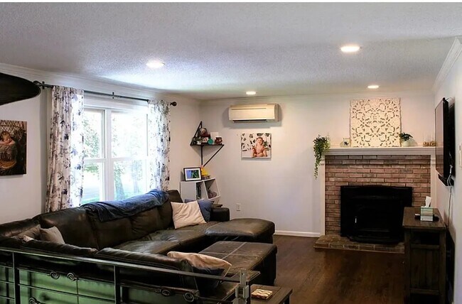Building Photo - 13 Laurana Ln