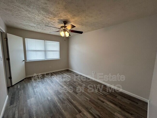 Building Photo - 3347 E Linwood St