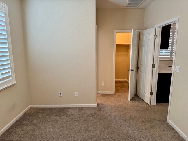 Building Photo - Spacious 4 Bedroom 3 1/2 Bath Home Available Now