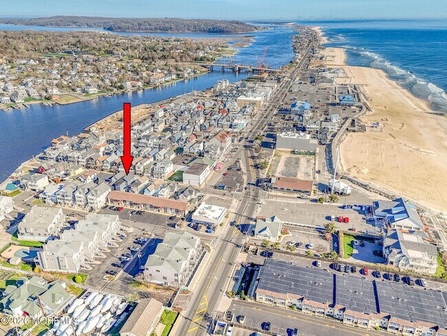 Building Photo - 10 Center St