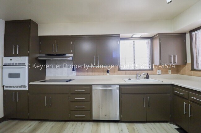 Building Photo - LOCATION LOCATION LOCATION!! Brookside Gem Available Immediately!