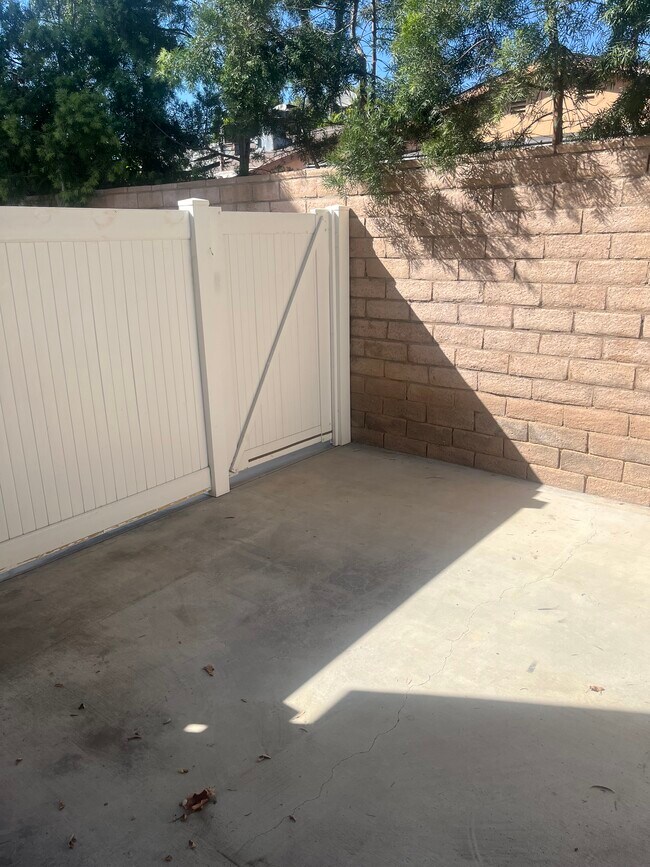 Building Photo - 12627 Oxnard St