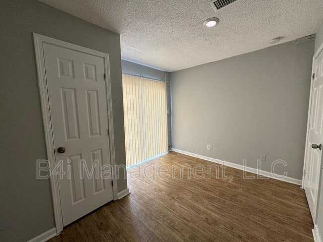 Building Photo - 918 Lakewood Ln