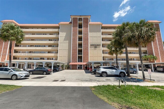 Building Photo - 1101 Crystal Lake Dr