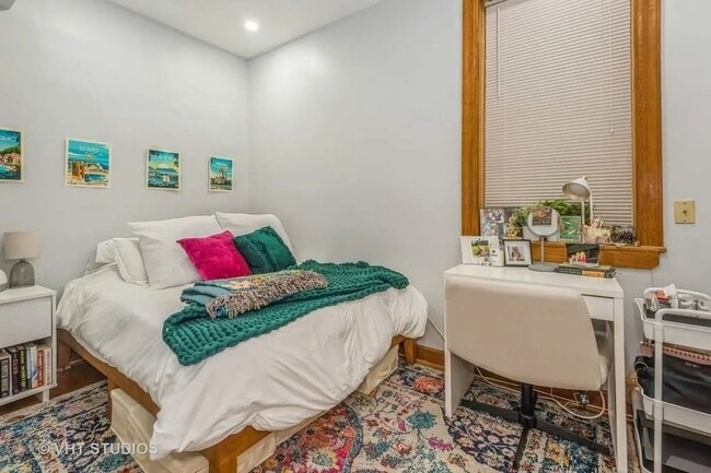 Building Photo - 1140 W Roscoe St