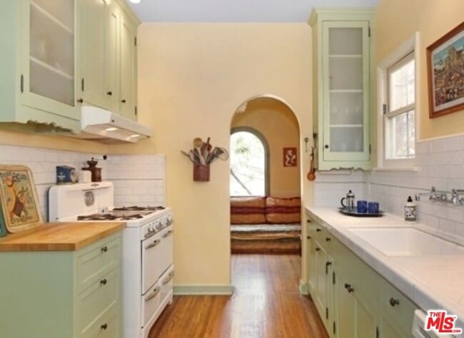 Building Photo - 1122 S Hayworth Ave