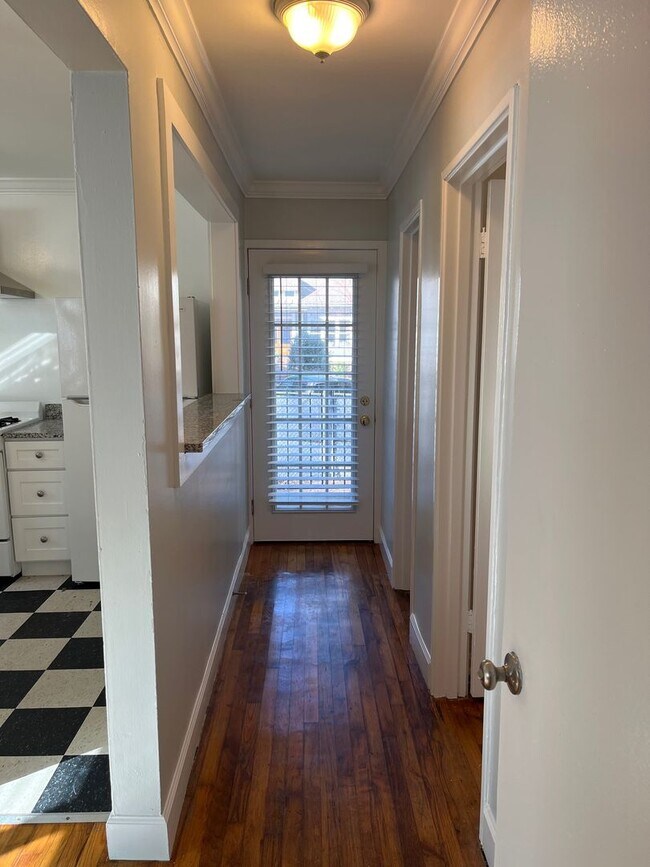 Building Photo - 1BR w Porch - Moments from Piedmont Park