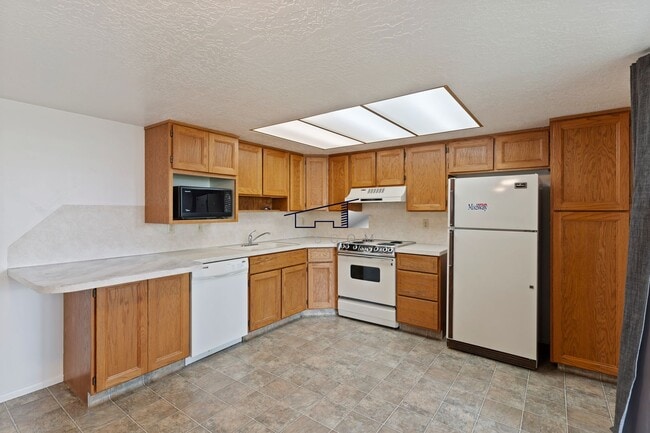 Building Photo - Roy Utah Twin Home for Lease!